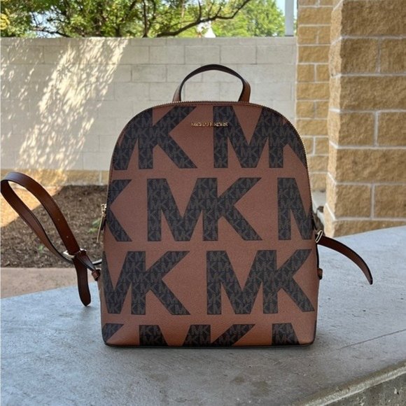 Michael Kors MK Graphic Logo Cindy backpack Signature NWT Authentic - Picture 1 of 10